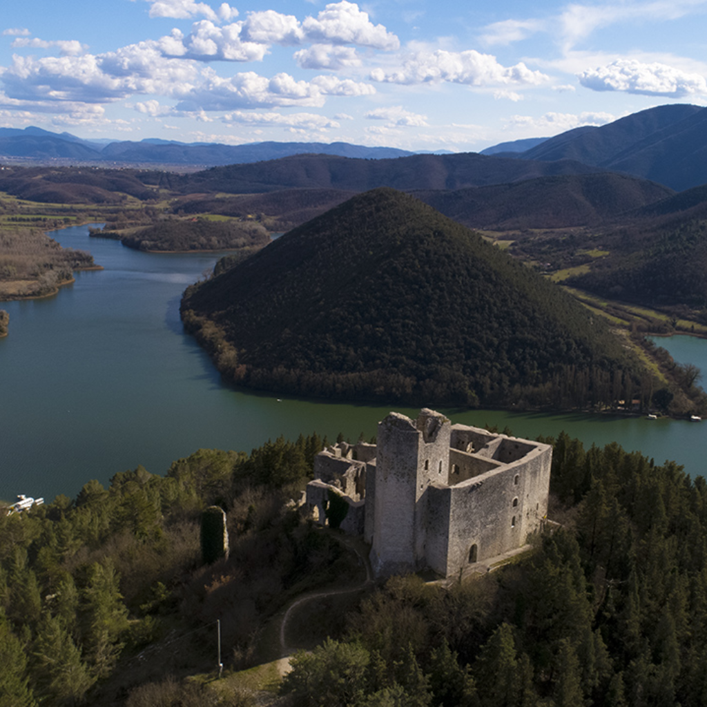 Rocca di Piediluco, een kasteelruïne met uitzicht over het schilderachtige meer van Piediluco – een verborgen parel.